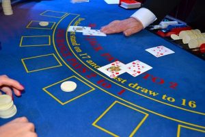 imagen de mesa de blackjack de casino